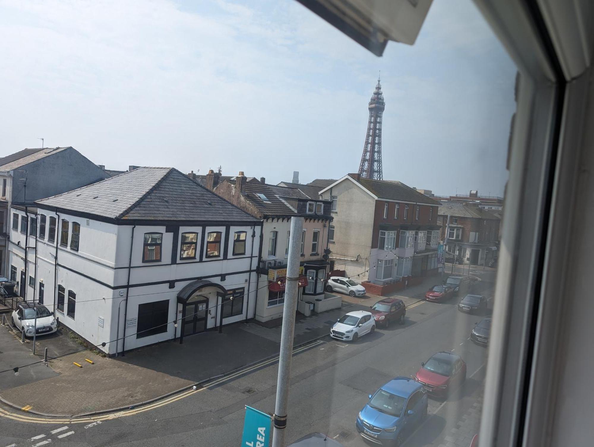 Wonky Towers Hotel - Blackpool — Photos 2