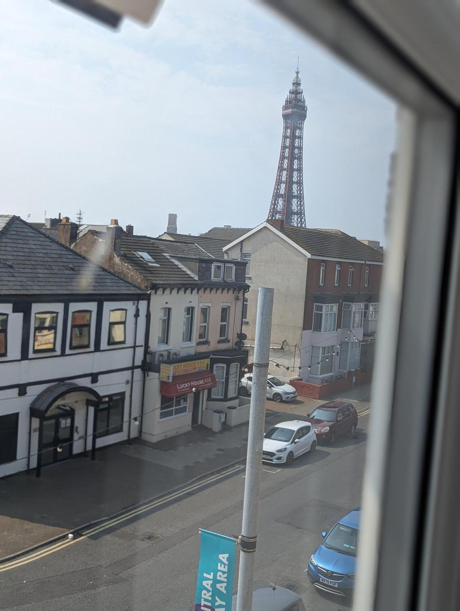 Wonky Towers Hotel - Blackpool — Photos 3